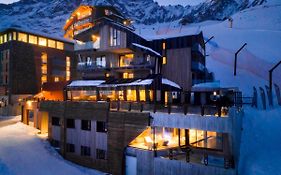 Bergman Mountain Hotel